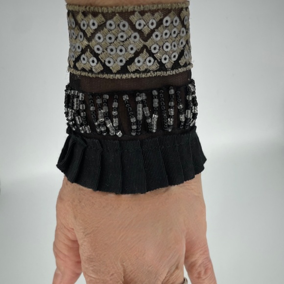 Stylized lace bracelet, black, unique, victorian or gothic style. - Picture 6 of 11